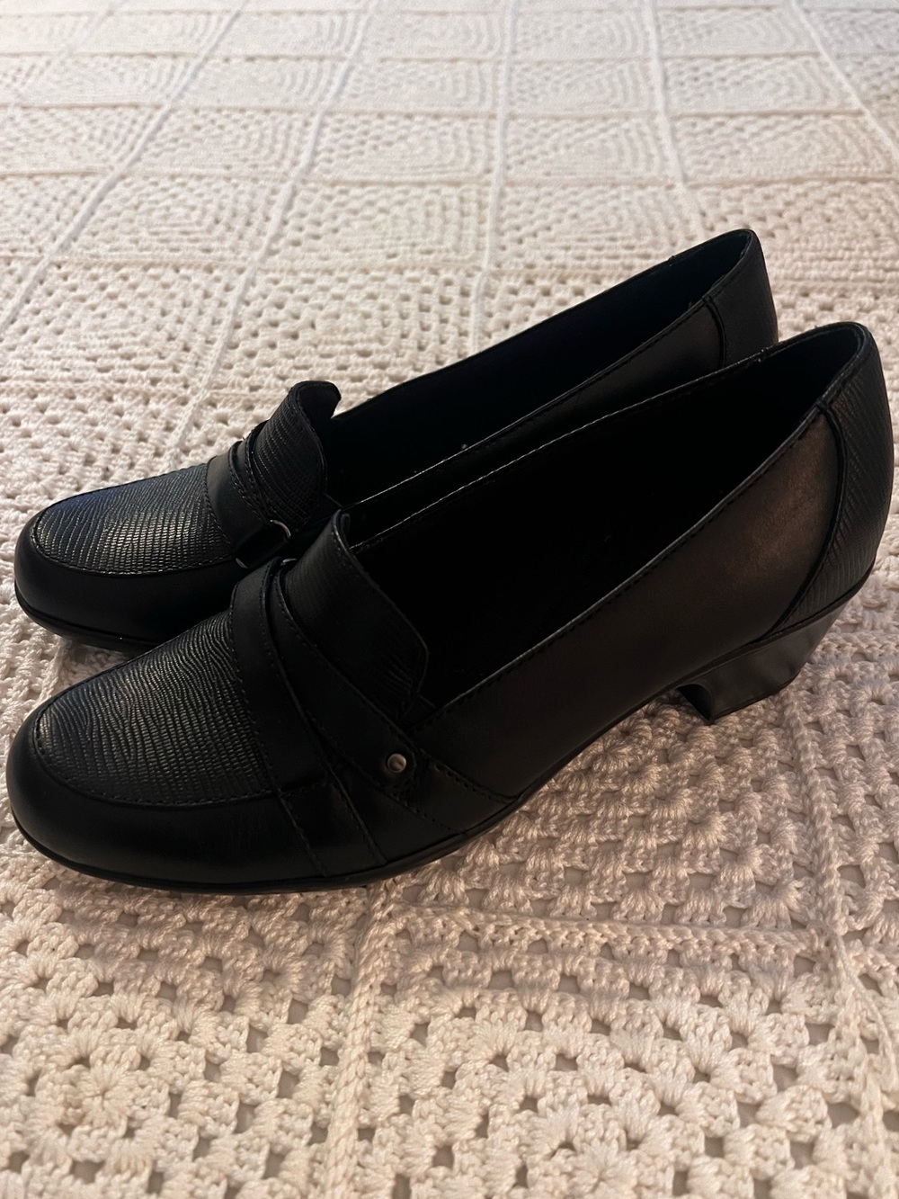 Clarks Women's Leather Shoes Size 8 Black Classic Low Heel